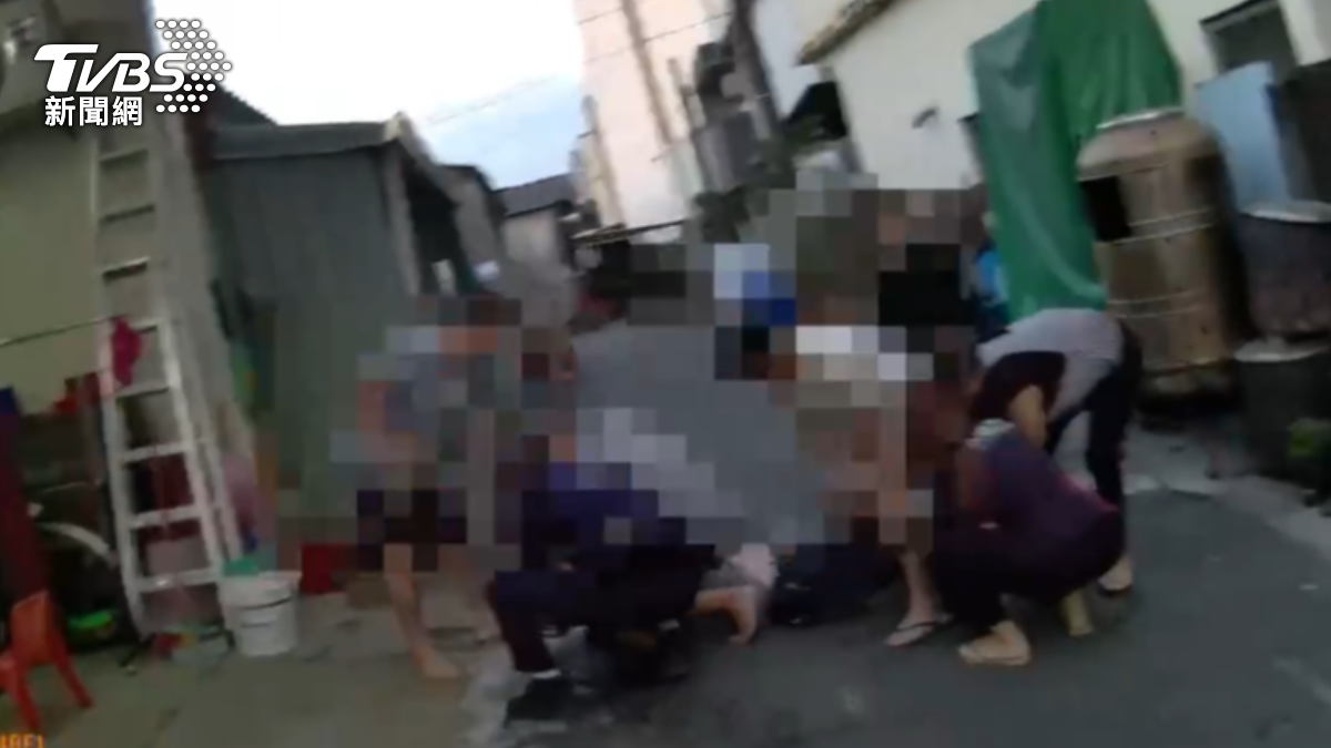 屏東驚悚揮刀濺血!他遭砍破頭送醫 鄰居群起壓制怪刀客
