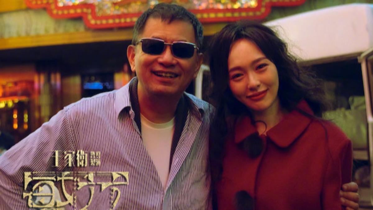 唐嫣(右)拍完最後一個鏡頭爆哭,特別與王家衛合照。(圖/翻攝自微博)