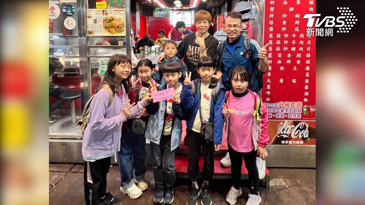 孩子們開心吃鐵板燒。（圖／TVBS）