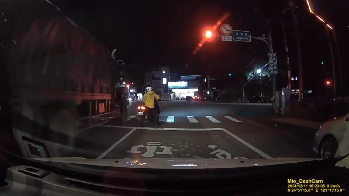 差點被收走!桃園軍用卡車闖紅燈險輾騎士 網:急著打共匪?