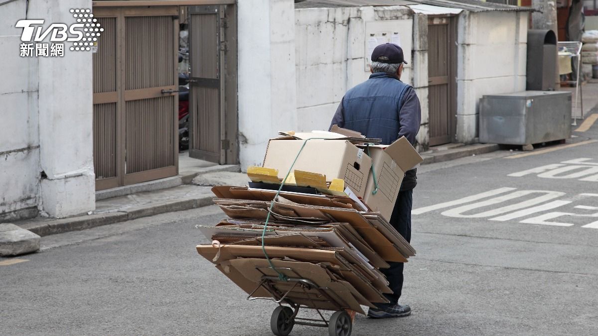 撿廢紙維生!76歲韓老翁離世前「財產全捐」 網看遺願哭了