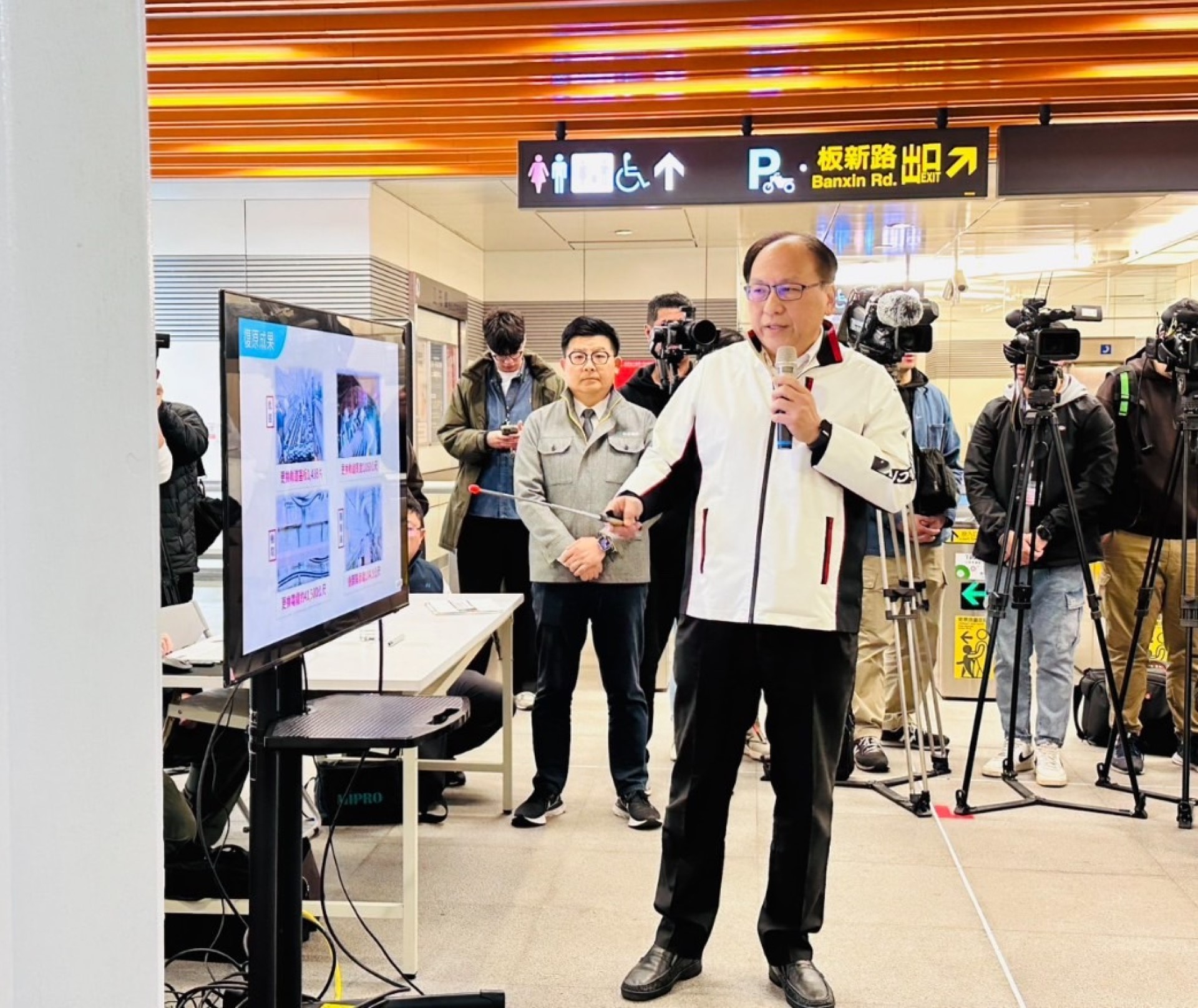 ▲捷運局長李政安說明復原工程情形。(圖片來源:新北市捷運工程局)