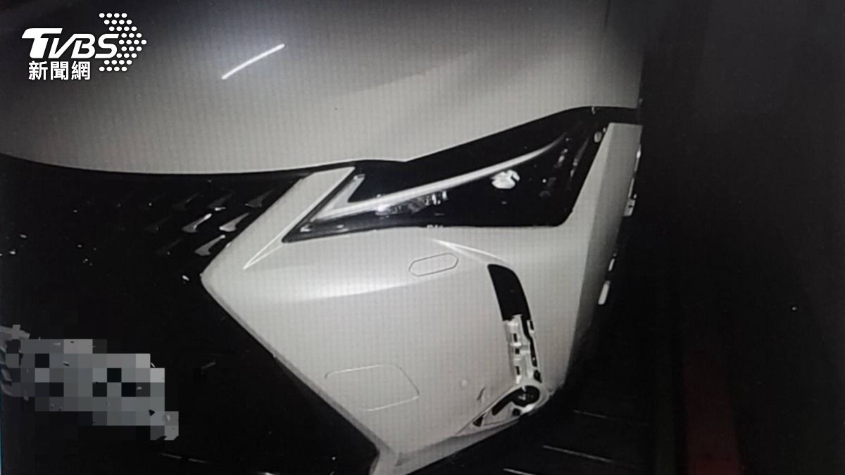 有片/屁孩闖紅燈撞機車!狠輾「車彈兩下」 肇逃躲回家仍落網