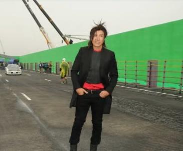 《冰封俠:重生之門》花上百萬元在舊啟德機場搭建青馬大橋佈景,甄子丹在雙層巴士上展現輕功。(圖/翻攝自網路)