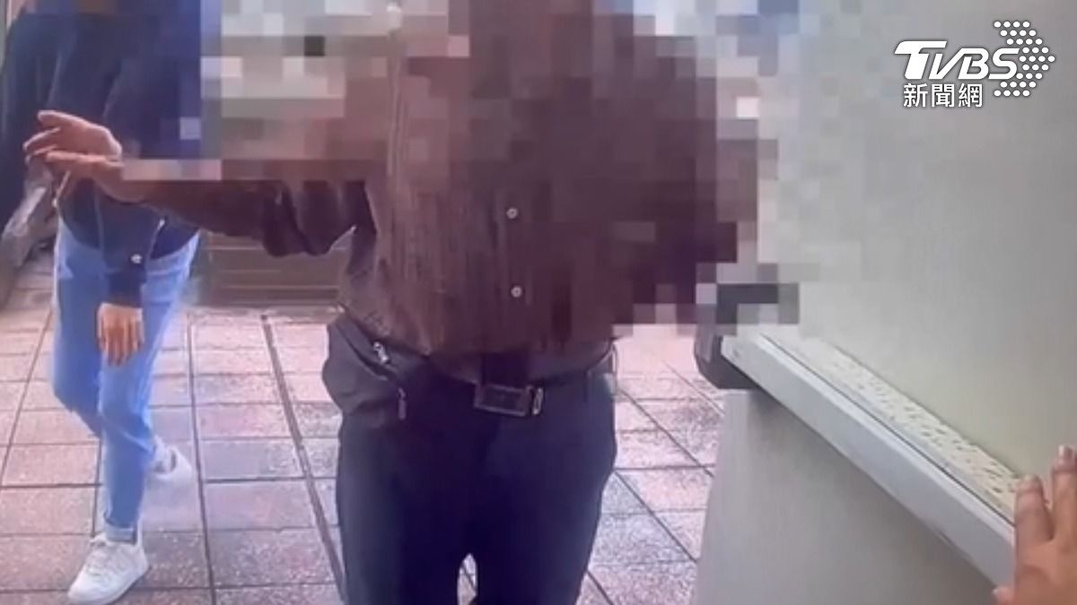 大風吹！陽台曬衣服大門突反鎖　男受困頂樓嚇喊「警察救我」