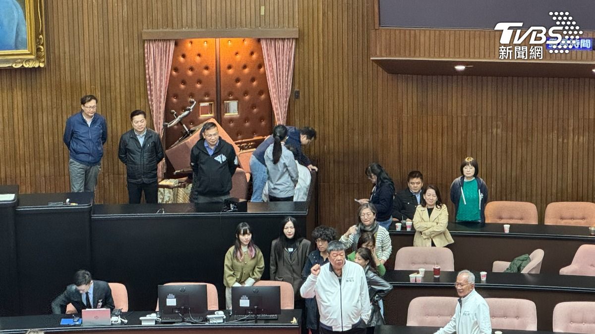 綠擋《選罷法》闖關「鎖門佔主席台」 白怒提延會到凌晨