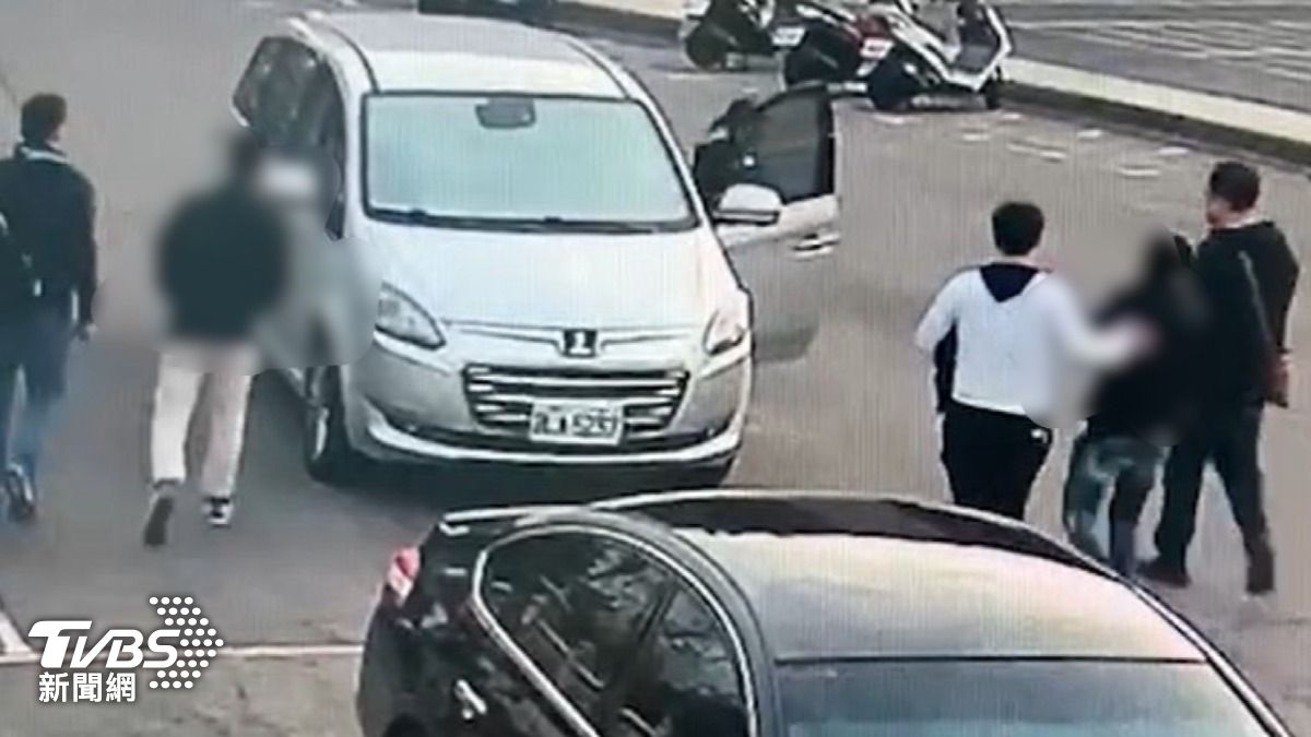 求神保佑「面交成功」沒用啦! 17歲輟學車手廟前交易遭逮