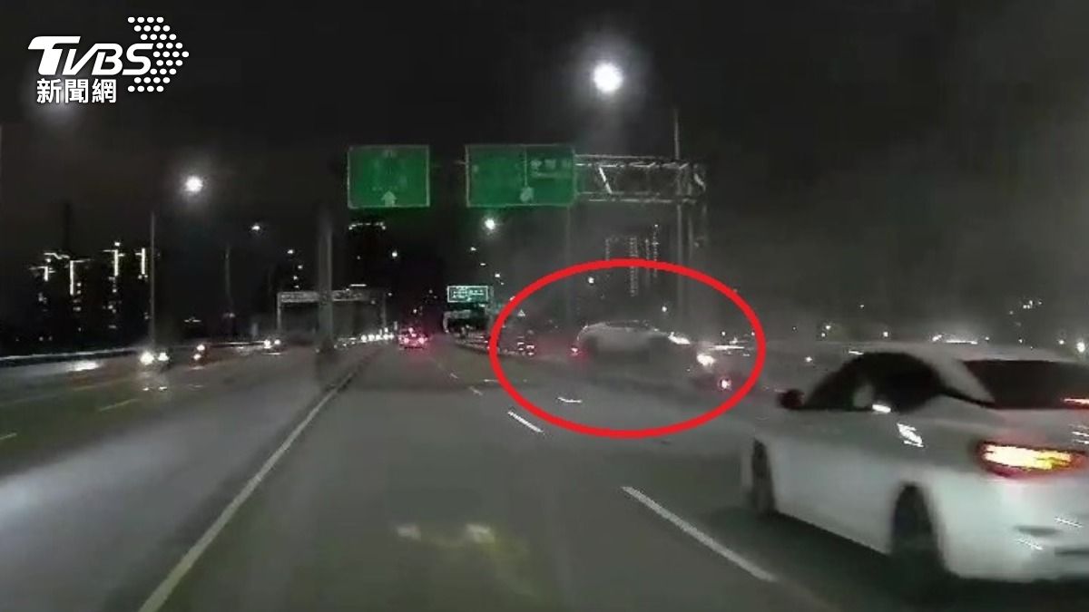 車輛失控衝撞機車道後翻覆。（圖／TVBS）