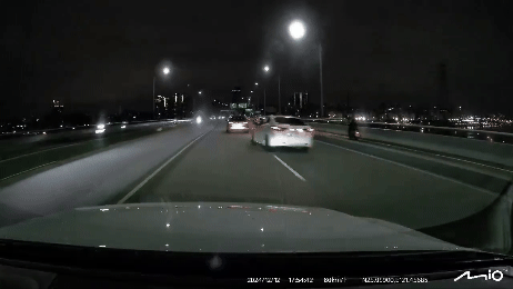 有片/蘆洲橋飆速影片曝!白車「高速自撞」翻覆 殃及無辜騎士