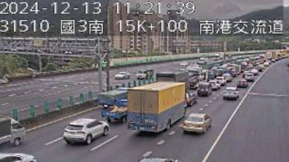 快訊/國3南向福德隧道4車連撞 後方紫爆成大型停車場