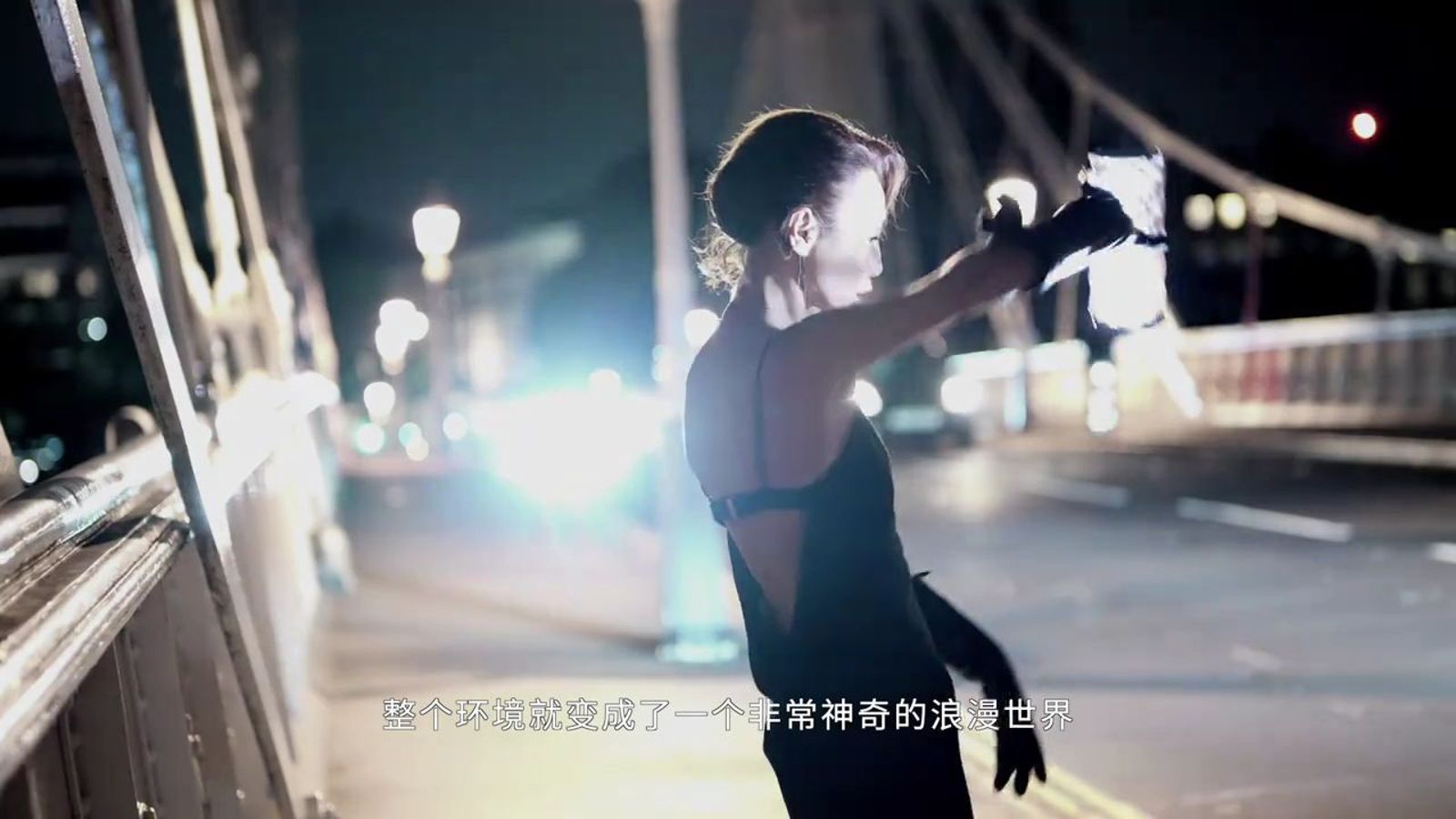 鏡頭下張曼玉魅力無限，舉手投足依然保有巨星氣場。（翻攝張曼玉抖音）