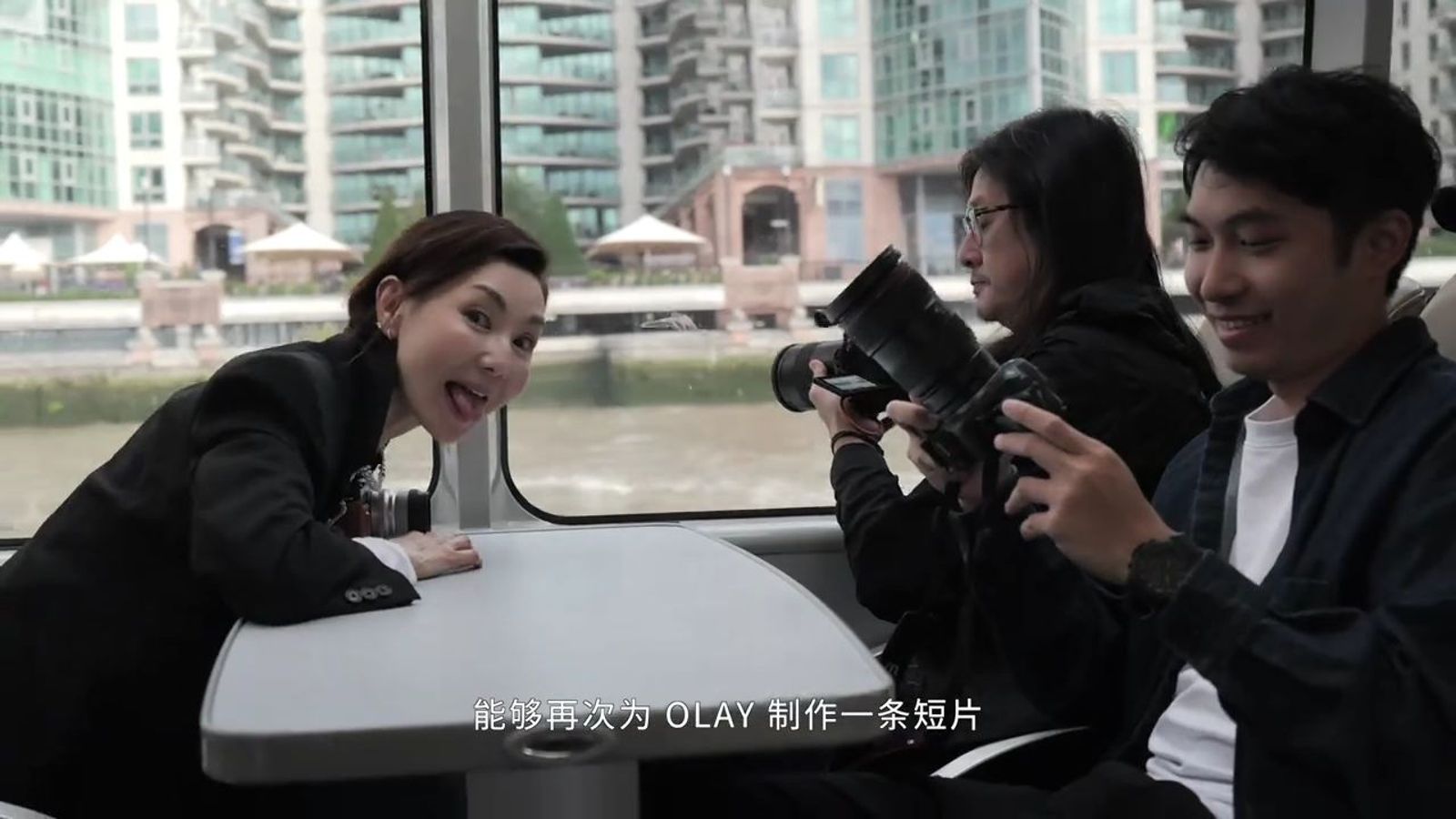 與熟悉的工作人員再度合作，張曼玉露出俏皮表情。（翻攝張曼玉抖音）