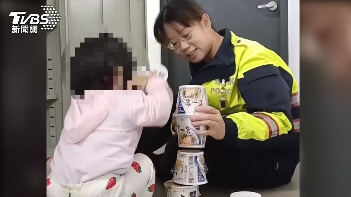 警方陪女童玩耍安撫不安情緒。（圖／TVBS）