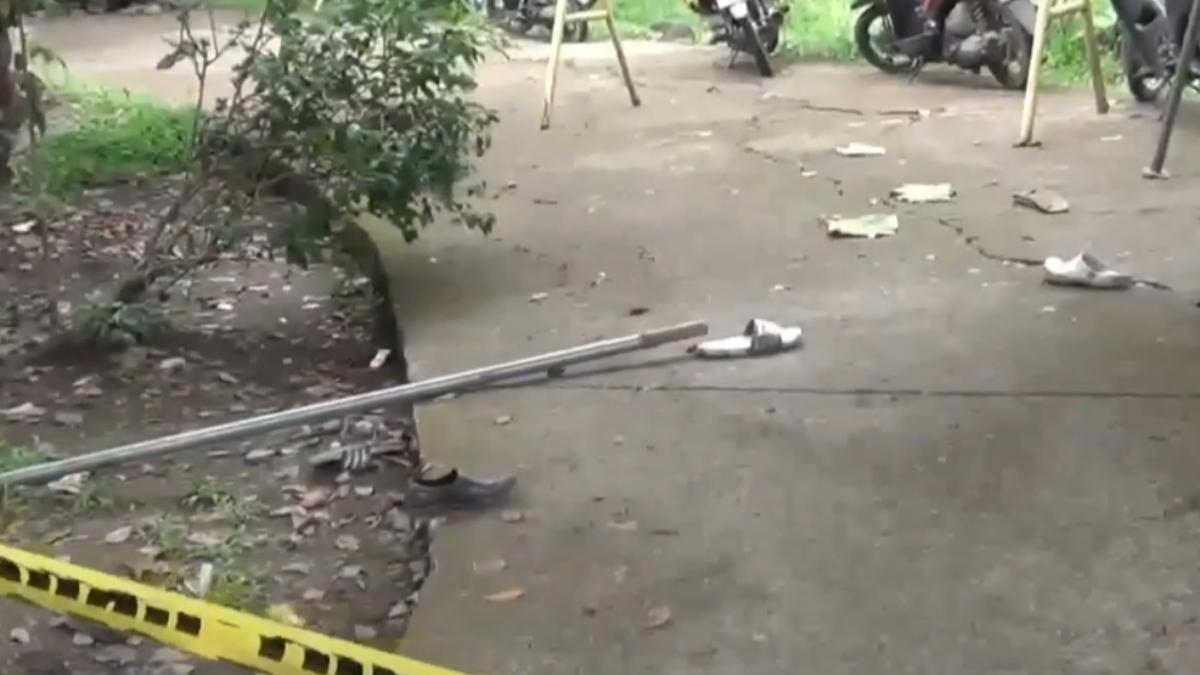 菲律賓警方到達現場後拉起封鎖線,地上還散落著童軍男孩的鞋子。(圖/翻攝自GMA)