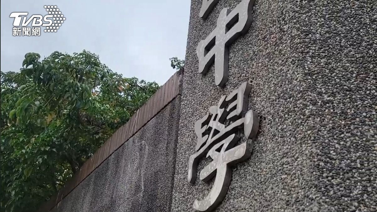 花蓮某國中主任就情緒激動的向該名教師咆哮。（圖／TVBS）