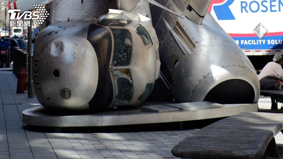 飛機迫降「闖美高速公路」！釀濺血事故　掀翻3車機身秒碎