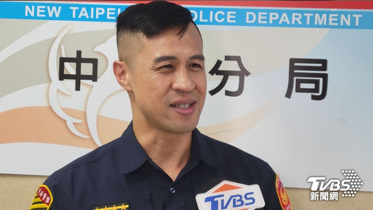熱心健美警察王俊智，鐵漢柔情街頭救援。（圖／TVBS）