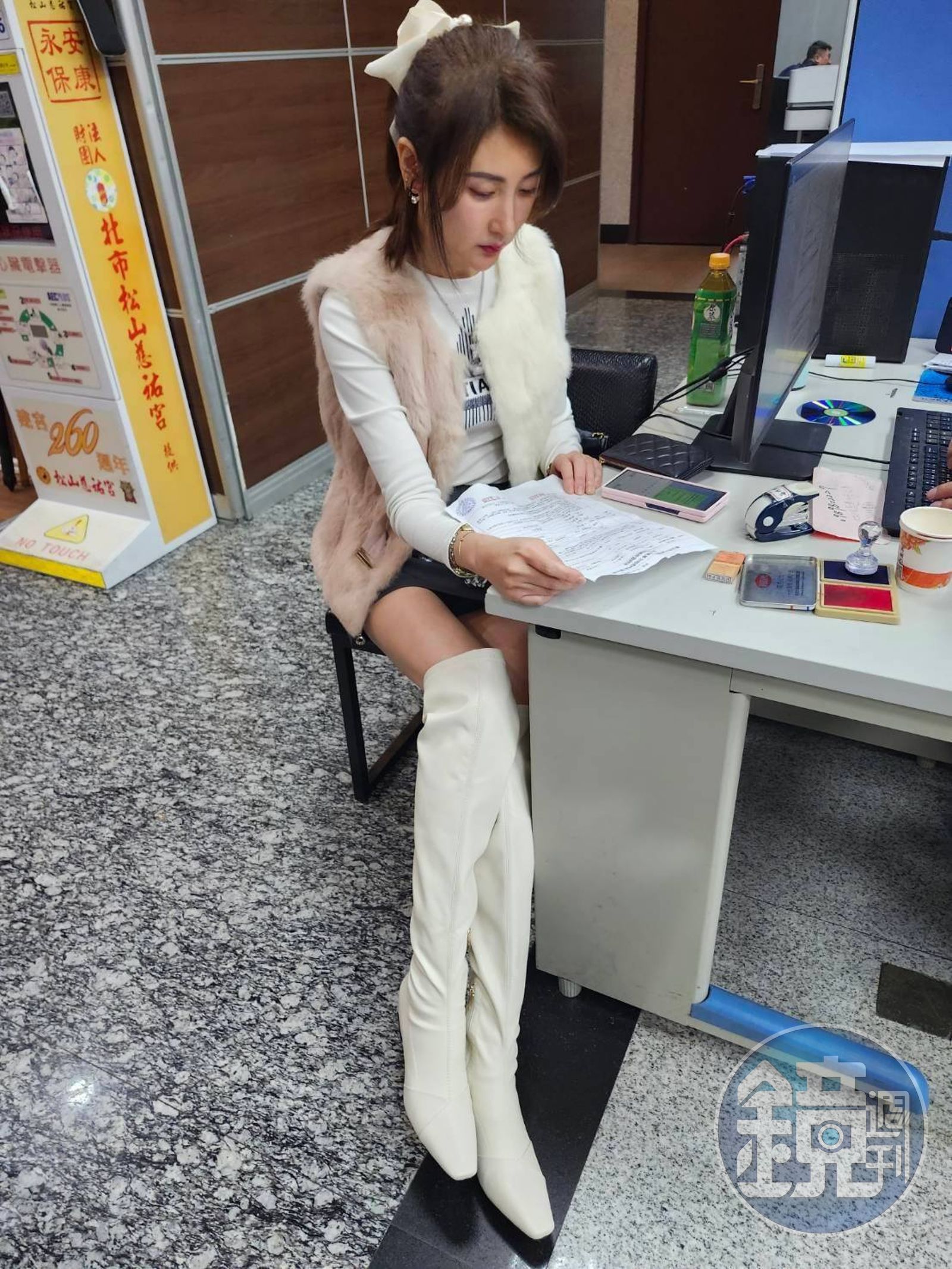 警政時報女記者趙靜妍不慎將車鑰匙放置車內，結果座車及柏金包被竊賊當街偷走。（圖／讀者提供）