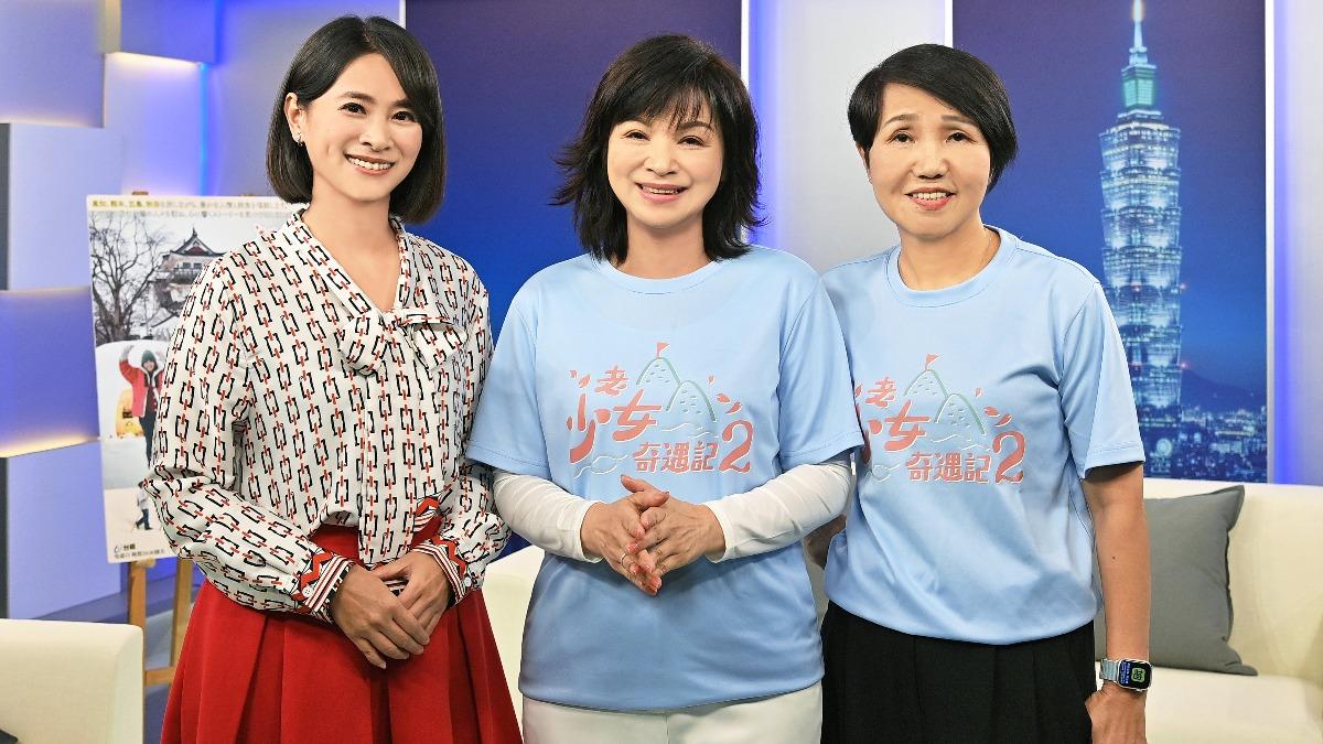 楊貴媚(中)、崔長華(右)接受台視《台灣名人堂》訪問。(圖/台視提供)
