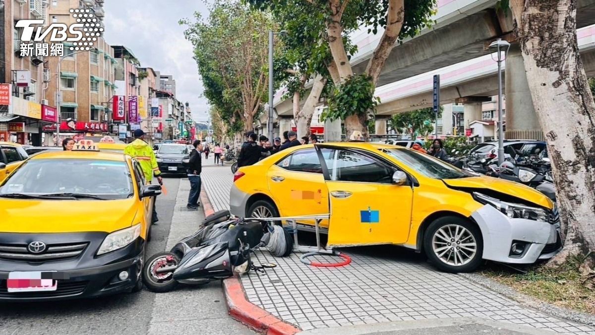 快訊/北捷芝山站計程車爆衝人行道 駕駛受傷送醫