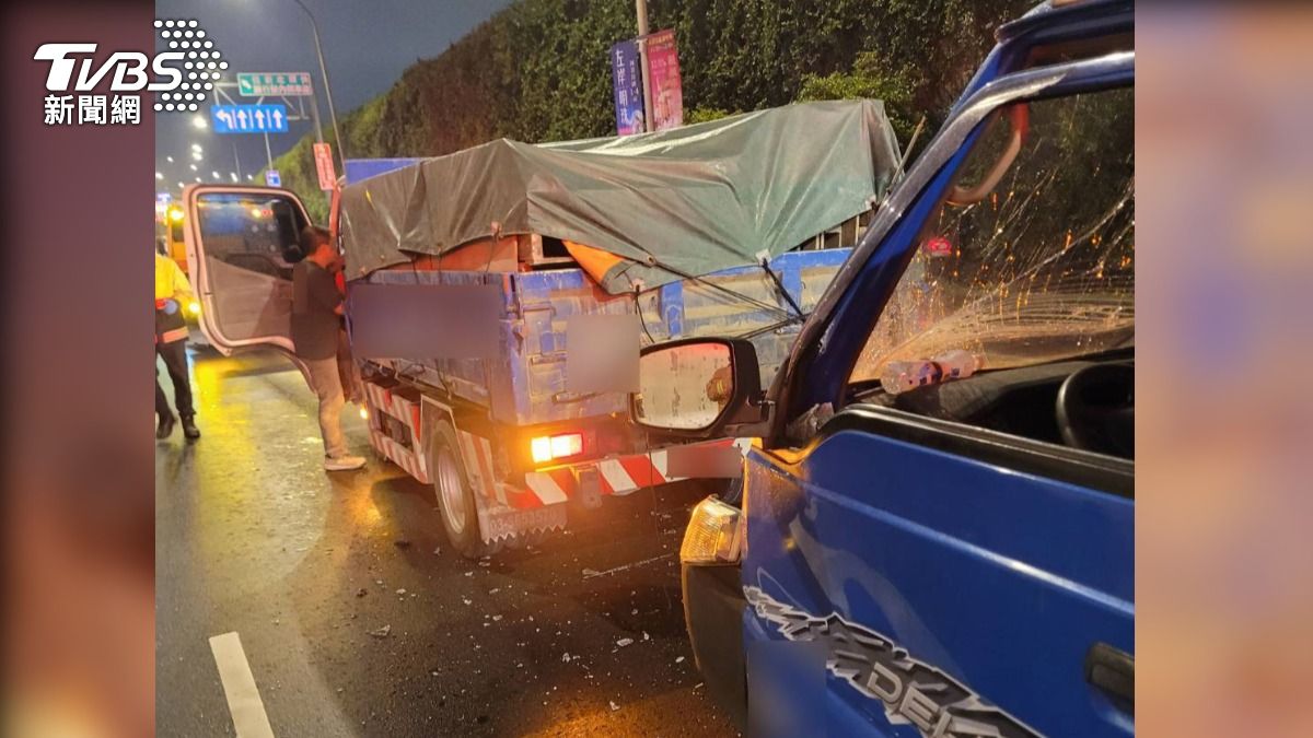 快訊/新北中和貨車追撞 駕駛受困釀2傷送醫