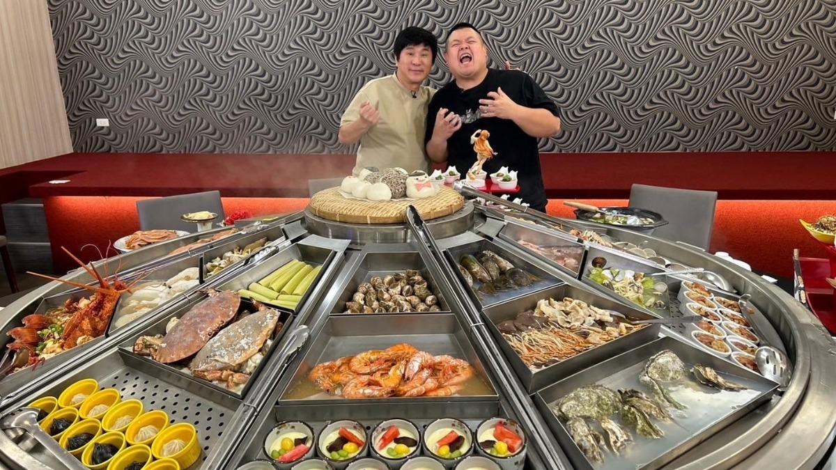 Youtuber蛇丸(右)、胡瓜挑戰驚人海鮮大餐。(圖/下面一位提供)