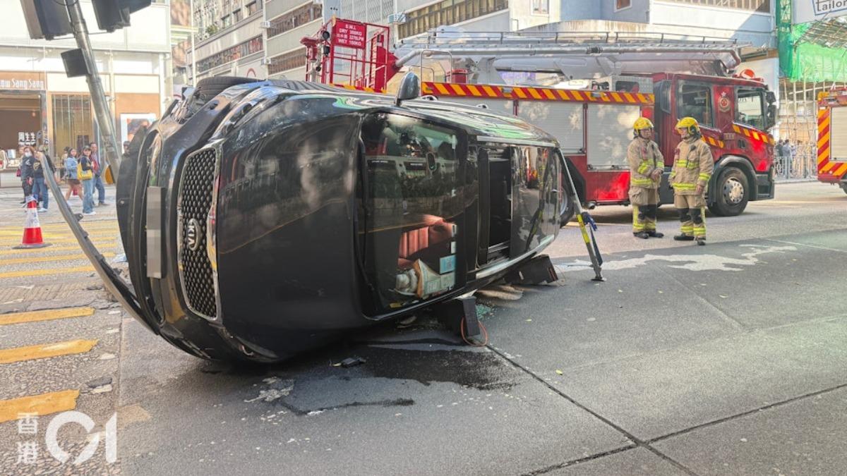 疑似私家車在香港尖沙咀彌敦道失控自撞側翻。(圖/香港01)