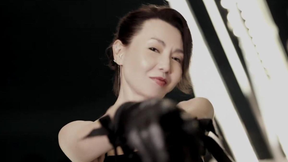 影后超凍齡!60歲張曼玉穿挖背絕美黑禮服 再為廣告優雅「現身」