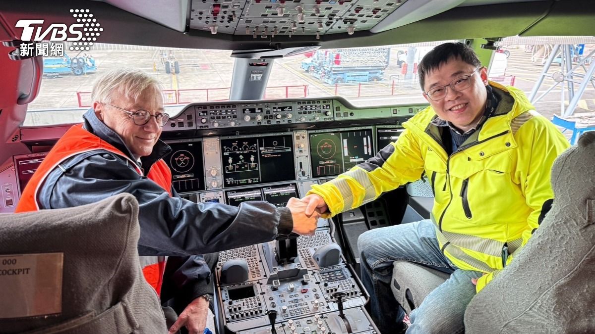 星宇航空第7架A350-900新機正式交機，由董事長張國煒（右）親駕返台。（圖／中央社）