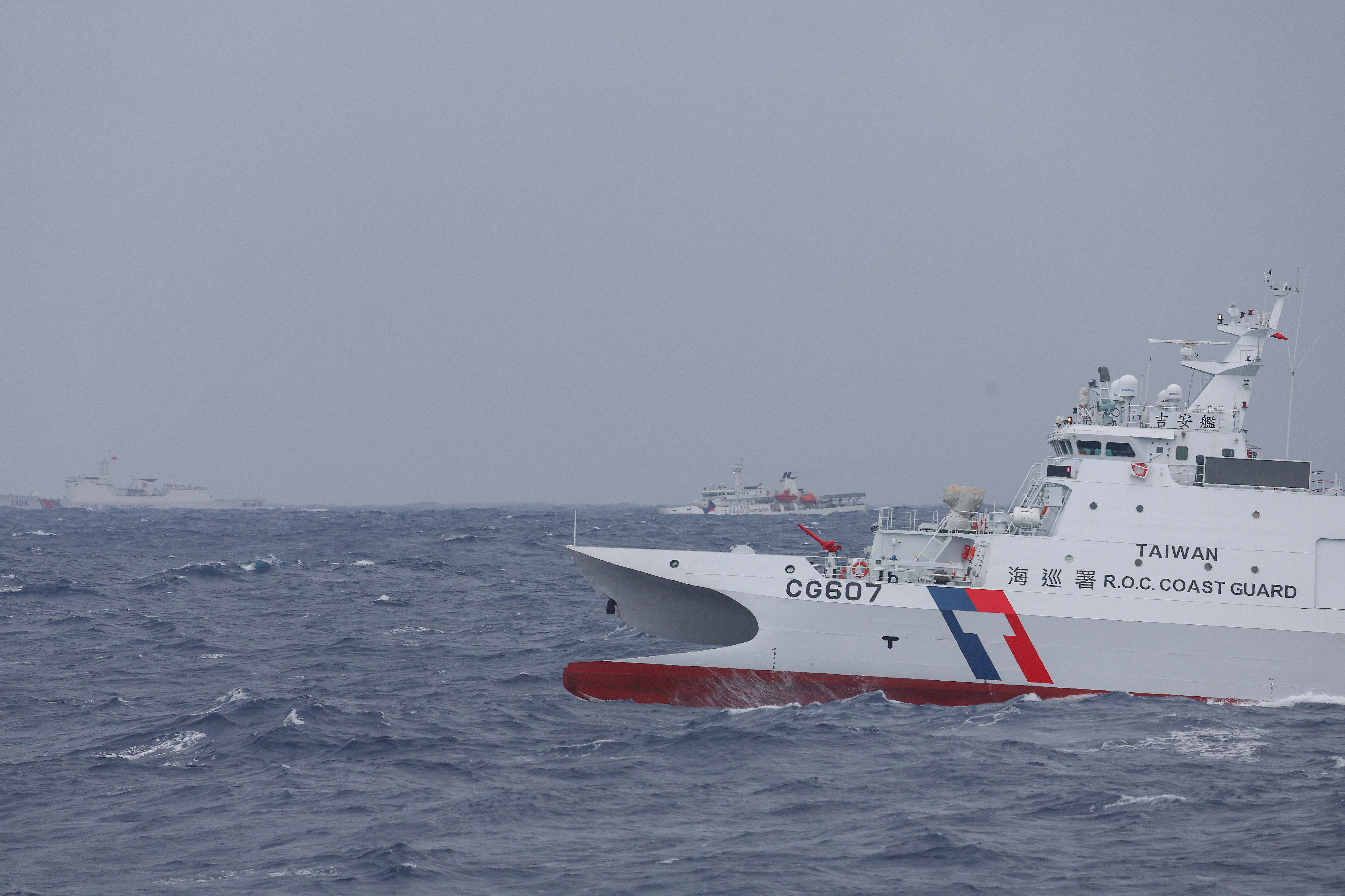 目擊4艘中國海警船通過東部 海巡艦併航監控最近僅距1浬