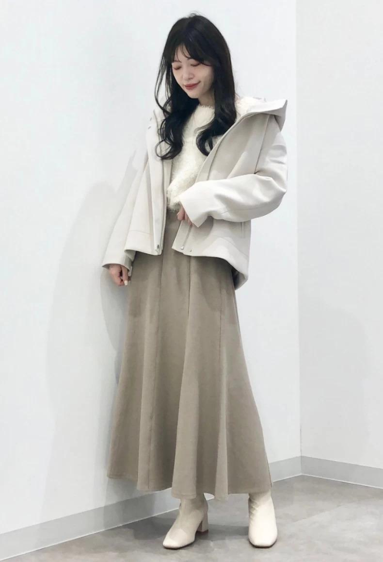 登山外套X長裙。(圖/stylehint提供)