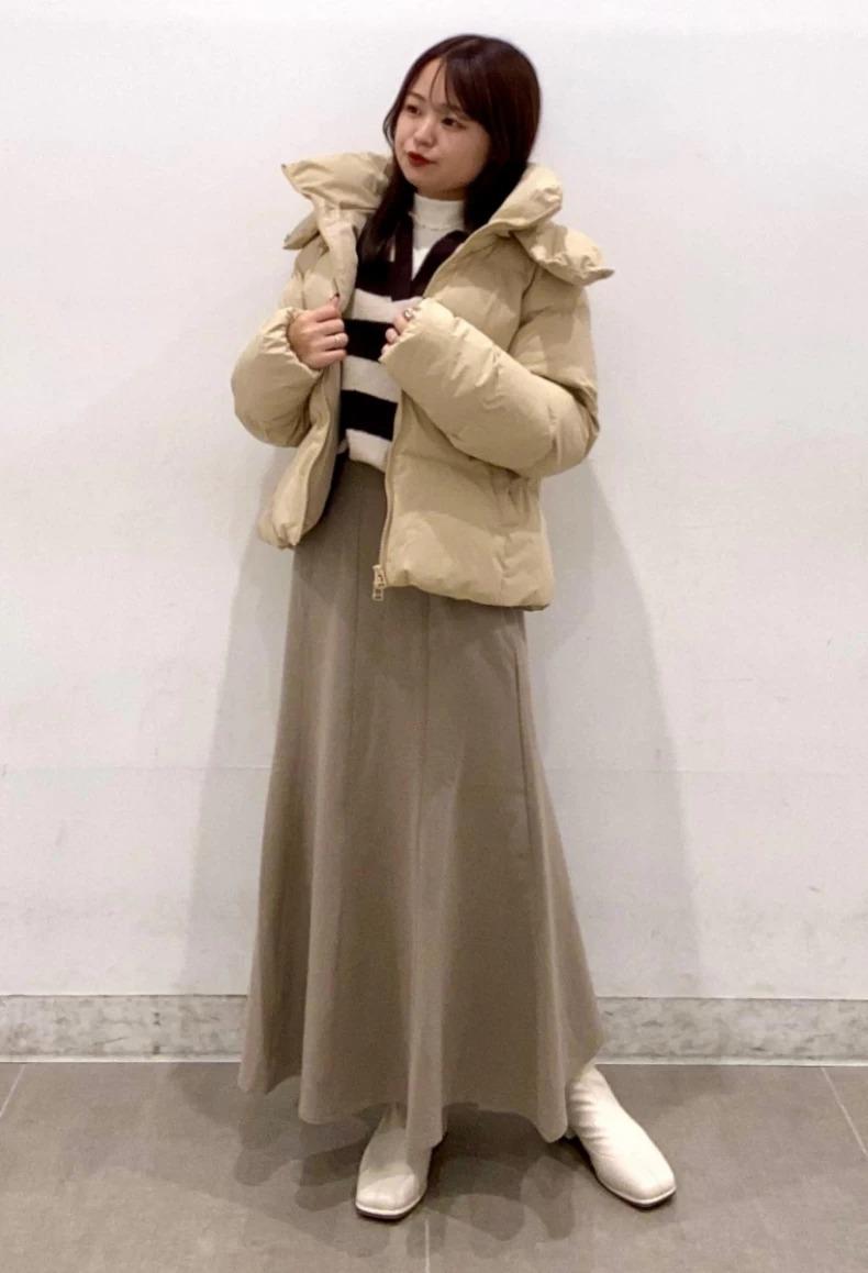 短版羽絨外套X長裙。(圖/stylehint提供)