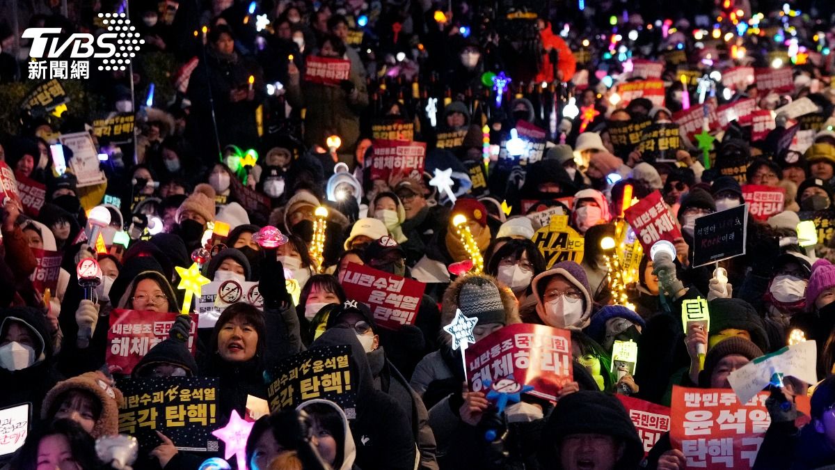 13日晚間許多民眾上街表達對尹錫悅的不滿。（圖／達志影像美聯社）
