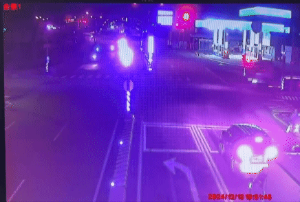 機車和聯結車發碰撞。(圖/TVBS)