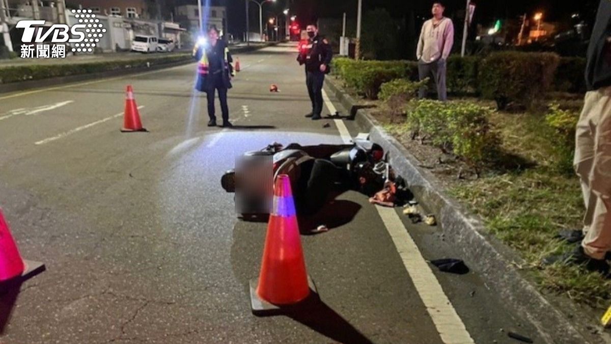 有片/苗栗3貼機車疑闖紅燈!猛撞聯結車 姑姪2死1傷