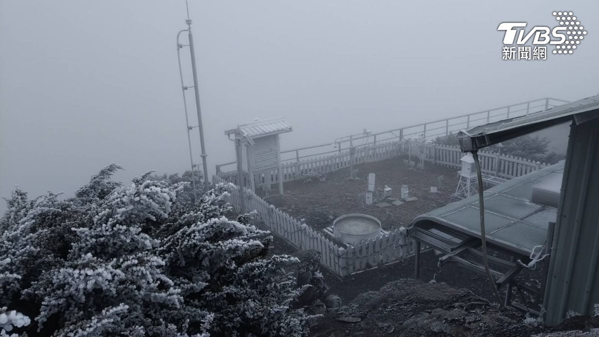 冷氣團發威!玉山-1.6度結霜了 雪白染大地絕美照曝
