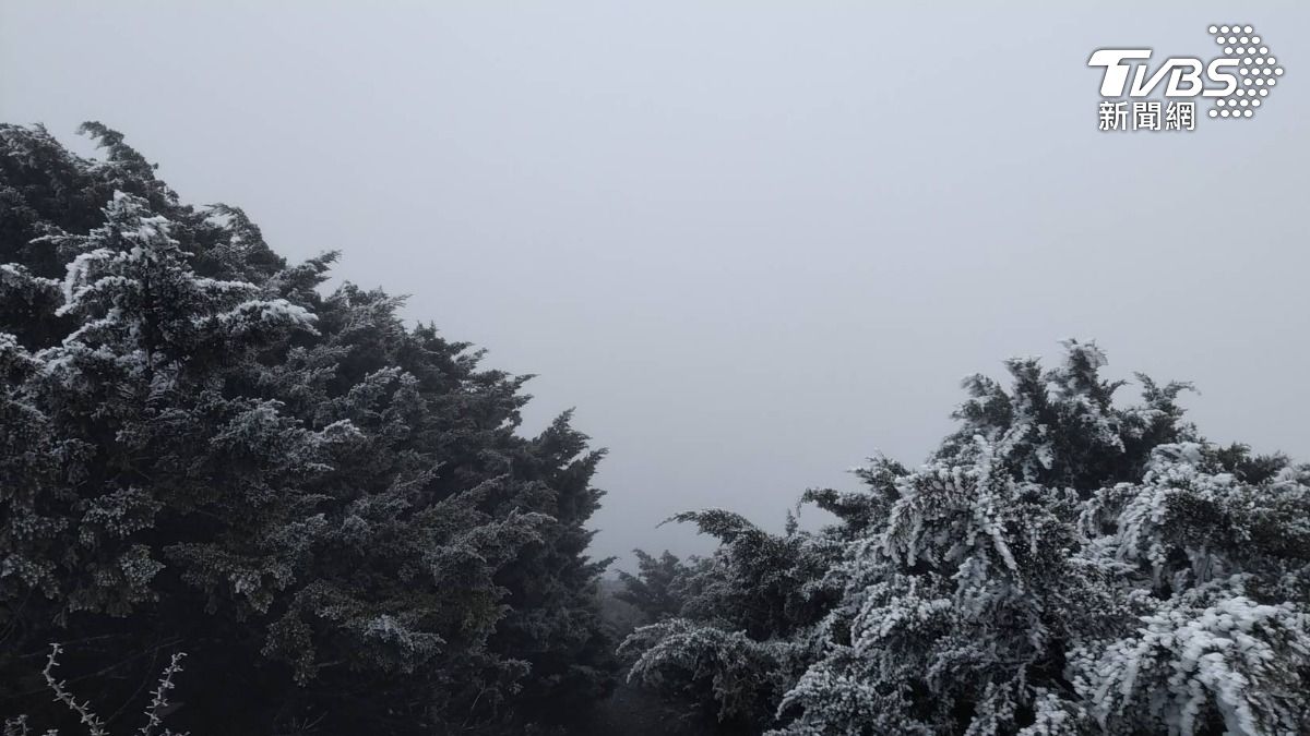 玉山氣象站在今天早上8點已經被被雲霧籠罩。(圖/氣象署提供)