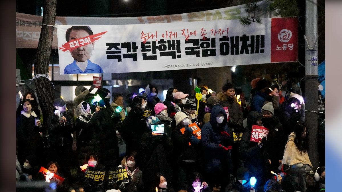 南韓總統尹錫悅引發的「戒嚴之亂」風波未平，民眾不滿上街抗議。（圖／達志影像美聯社）
