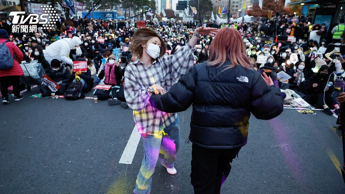 民眾在示威現場跳舞。(圖/達志影像路透社)