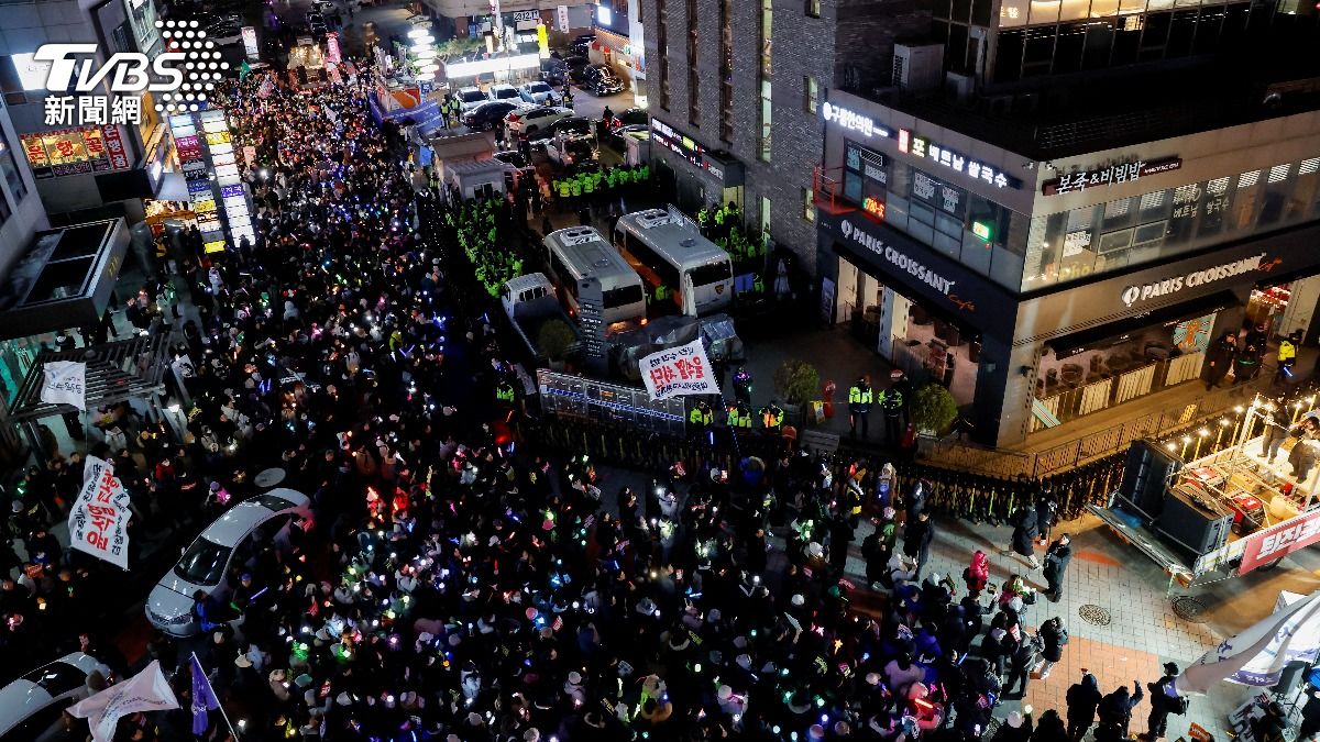 手燈海點亮寒夜!南韓示威民眾大唱KPOP神曲 高呼尹錫悅下台