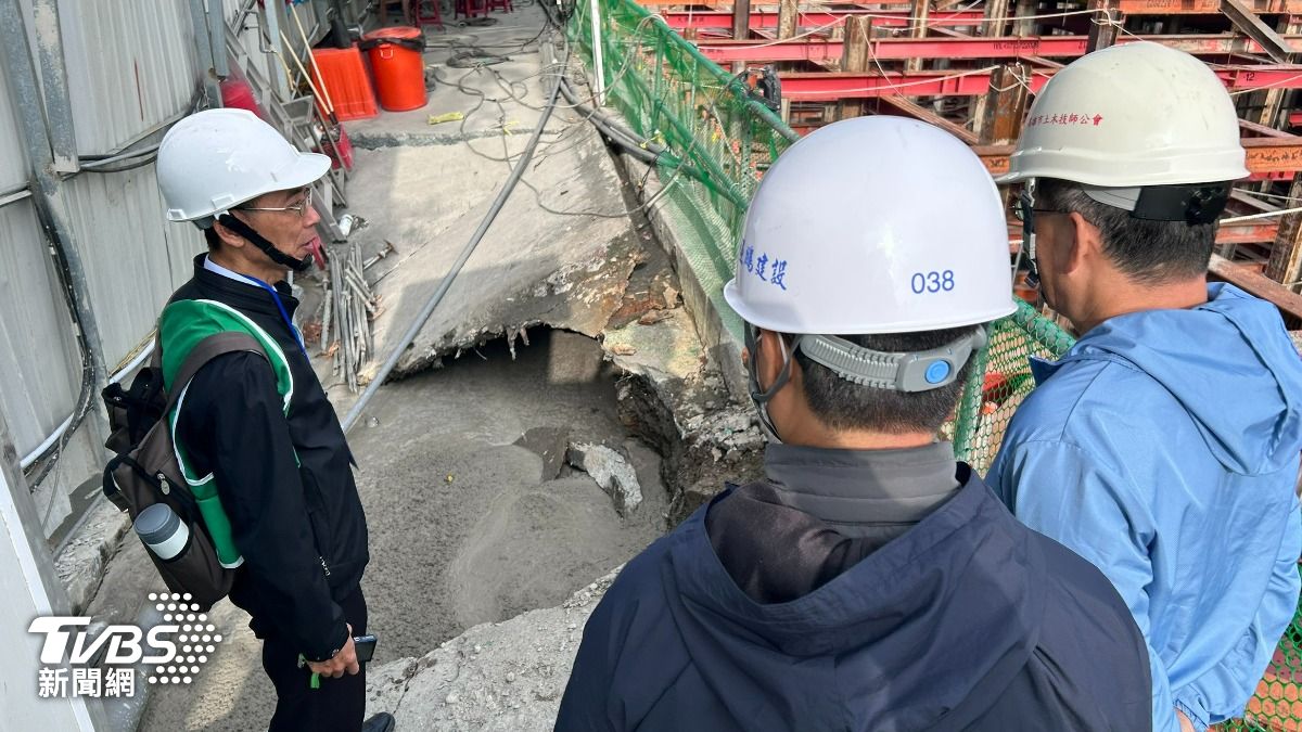 緊急施作連續壁外止水灌漿預防二次災害及持續監測鄰近路面狀況。（圖／TVBS）