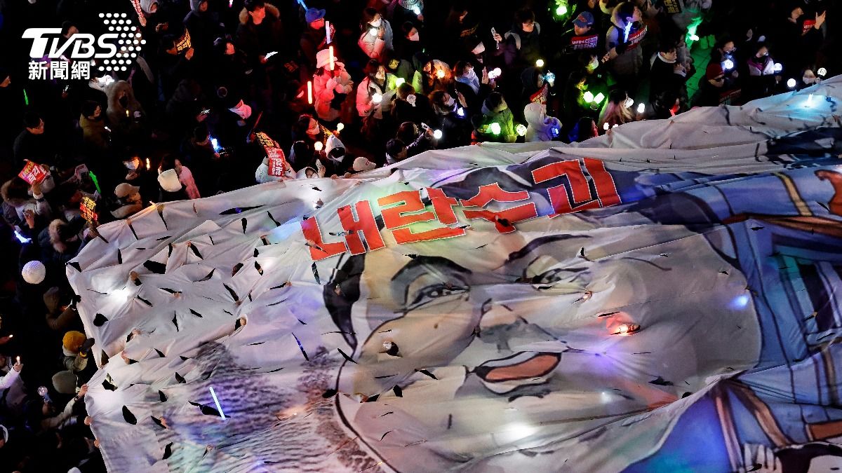 民眾13日晚間抗議。（圖／達志影像美聯社）