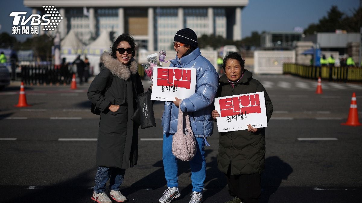 尹錫悅彈劾案前，市民聚集在國會前。（圖／達志影像路透社）