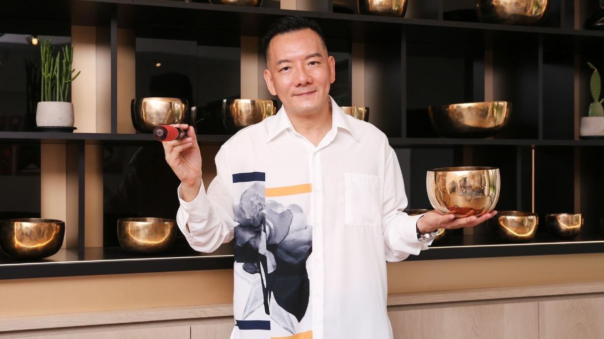 田定豐致力推廣頌缽音樂,近期更開設線上課程。(圖/唱戲世界娛樂提供)
