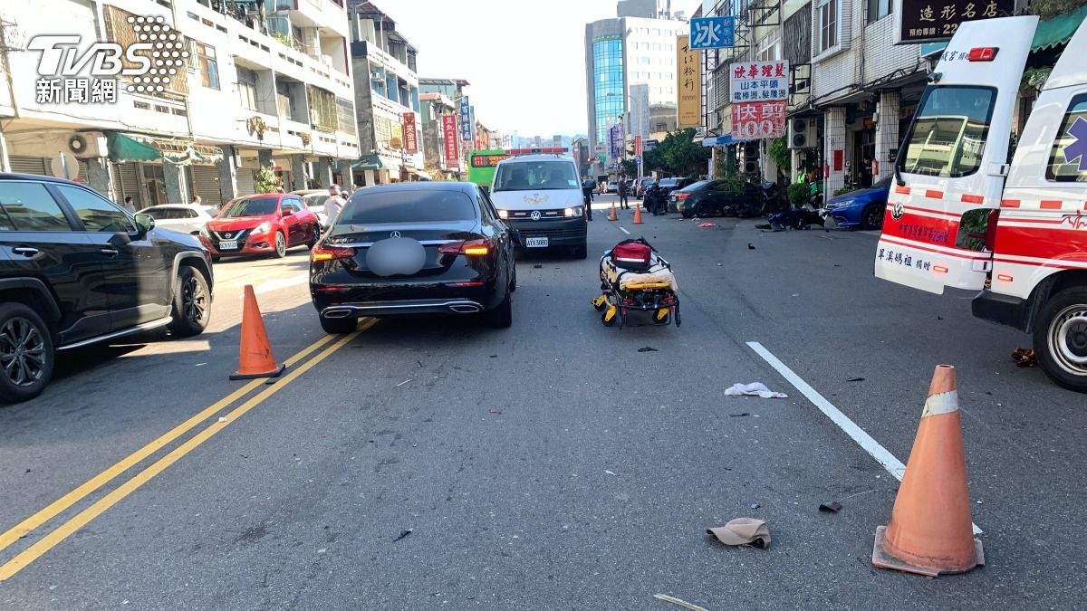 路上有9輛汽、機車受到波及。(圖/TVBS)