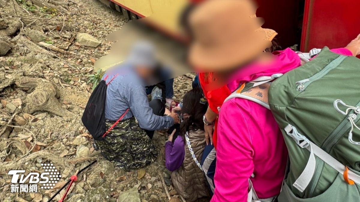 違法帶團闖阿里山軌道！女客被撞翻　觀光署將重罰旅行社、導遊