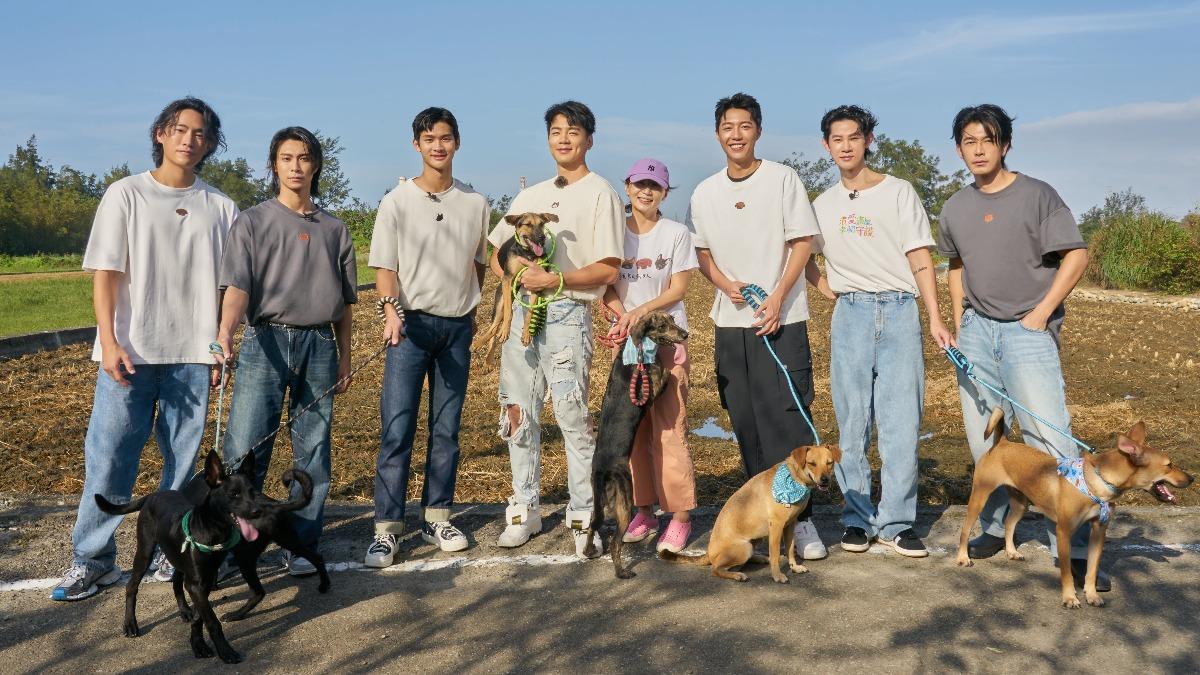 森田(右起)、夏和熙以及Vic(左)帶領藝人一起替浪浪送暖。(圖/快電商提供)