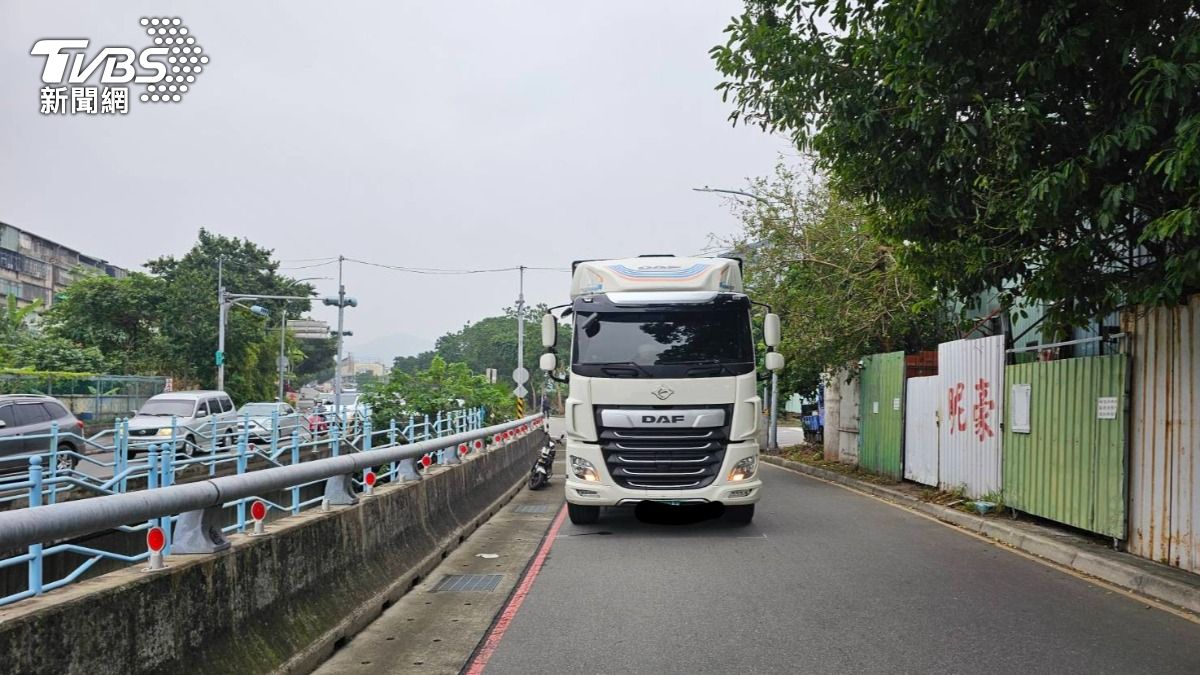 聯結車和微型電動二輪車事故。（圖／TVBS）