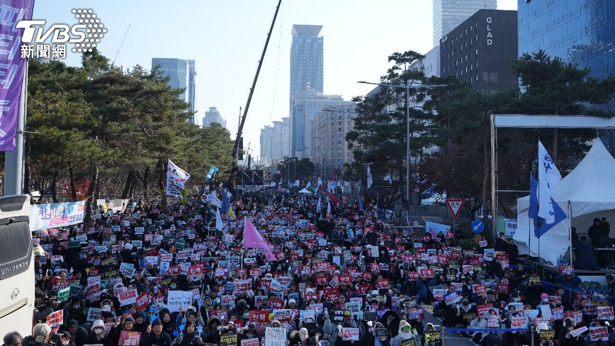 要求彈劾尹錫悅的民眾聚集在韓國國會議事堂前方。(圖/達志影像美聯社)