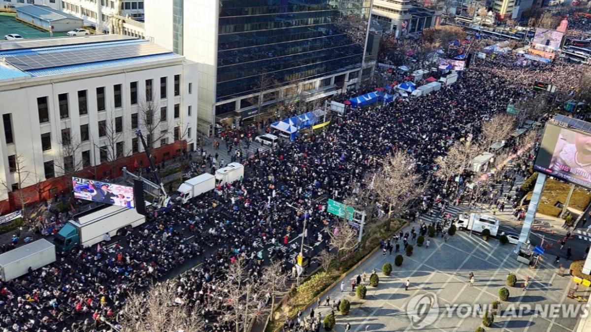 尹錫悅支持者聚集在光化門。(圖/翻攝自韓聯社)